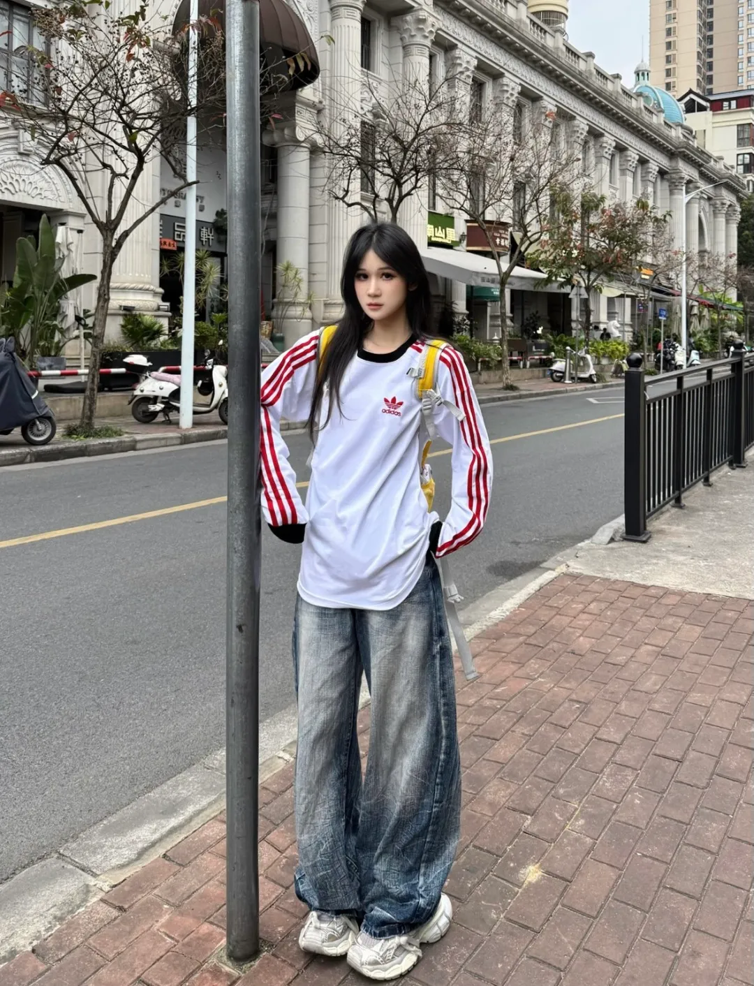 Watermark-free upper body rendering 𝟬𝟱𝟰𝟰𝟲# Exclusive real shot/difference between various stolen pictures and online version on the market [𝗮𝗱𝗶𝗱𝗮𝘀 Adidas clover long-sleeved T-shirt, made of soft cotton fabric, skin-friendly, Breathable, super comfortable to wear. ✅Full set of 1:1 customized accessories ➕Customized three-label ➕𝗬𝘂𝗮𝗻 version of the hang tag ➕𝗹𝗼𝗴𝗼 packaging bag🔥 ➕Scan the tag to enter the official website. ✅Top version, ins Xiaohongshu Kuaishou Got something = lots of bloggers are wearing it. ✅Adidas’ absolute Hot Sale star Same Style Details are online, feel free to compare! The iconic clover logo embellishes the chest, highlighting the brand's charm. Fixed color and classic three-bar stripes, classic will never go out of style! Versatile is not picky, the original model is perfect for the upper body, so buy it with your eyes closed! ✅The striped elements on both sides of the sleeves add a sporty and fashionable feel, making it easily adaptable to various sports or daily leisure scenes. Whether you are running for fitness or hanging out on the street, it can keep you full of energy without losing the sense of fashion. ✅Complete sizes to meet the needs of different body shapes! Color; white with red Size S-3XL